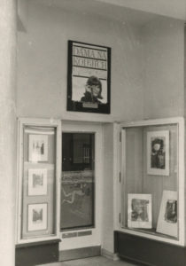 Präsentation mit Werken von Ethel Plum im sogenannten "Kästchen" (rechts) im Eingangsbereich der Kunsthandlung Schoenen, März 1968 (Foto: Archiv Kunsthandlung Schoenen)